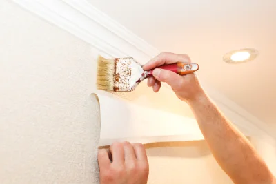 Pose de papier peint à Hommes — revêtements muraux et toiles de verre